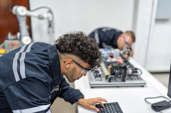 Maîtrisez la découpe, le pliage et l'emboutissage métalliques