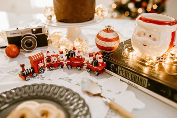 5 idées pour intégrer un train de noël décoratif dans votre entreprise